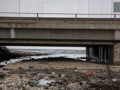 Risaliamo la rampetta e fiancheggiamo il pezzo di canale invaso dal lago. Dopo qualche centinaio di metri approdiamo cos� sulla zona di sbocco, purtroppo puntellata dall'immondizia